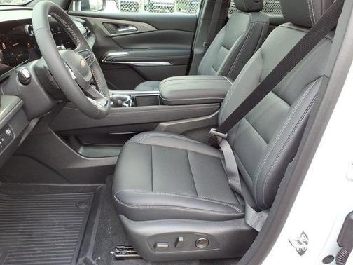 Summit White 2026 Chevrolet Traverse LT