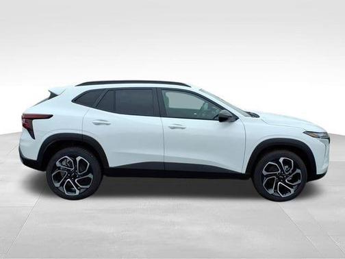 Summit White 2026 Chevrolet Trax 2RS