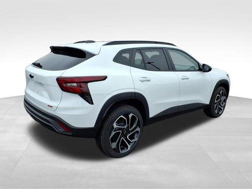 Summit White 2026 Chevrolet Trax 2RS