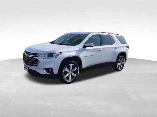 Iridescent Pearl Tricoat 2021 Chevrolet Traverse LT Leather