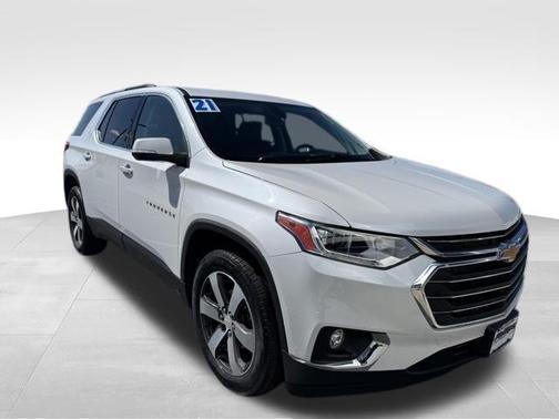 Iridescent Pearl Tricoat 2021 Chevrolet Traverse LT Leather