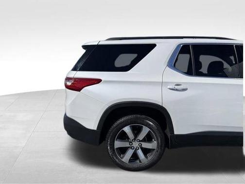 Iridescent Pearl Tricoat 2021 Chevrolet Traverse LT Leather