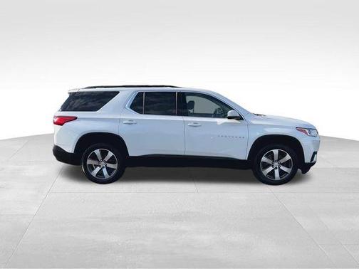 Iridescent Pearl Tricoat 2021 Chevrolet Traverse LT Leather