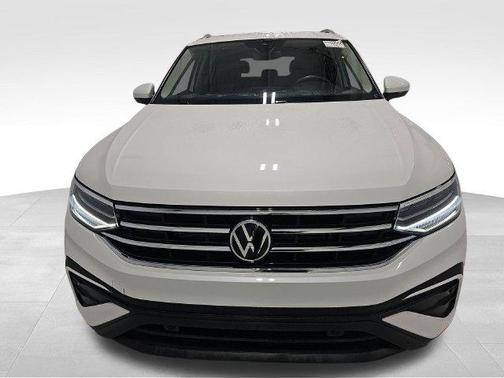 Opal White Pearl Effect 2023 Volkswagen Tiguan 2.0T SE
