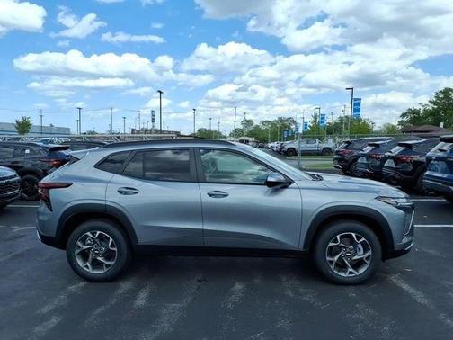 Sterling Gray Metallic 2026 Chevrolet Trax LT