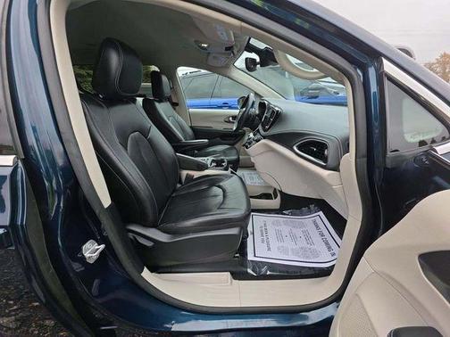 2022 Chrysler Pacifica Touring-L