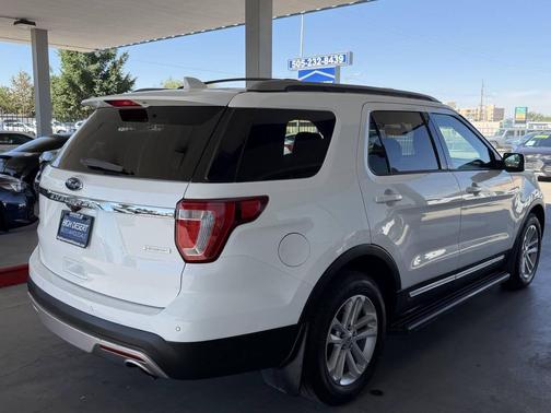 Oxford White 2017 Ford Explorer XLT