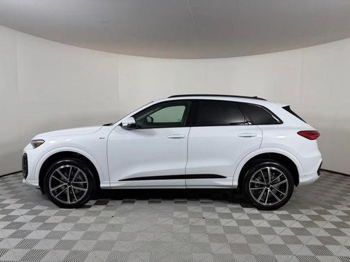 Glacier White Metallic 2026 Audi Q5 PLUS