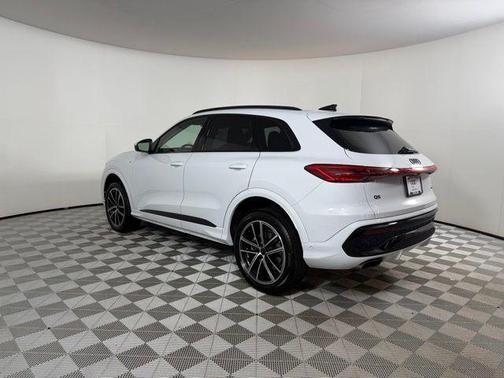 Glacier White Metallic 2026 Audi Q5 PLUS