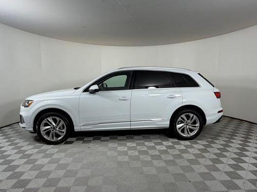 Glacier White Metallic 2023 Audi Q7 55 Premium Plus