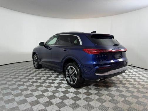 Navarra Blue Metallic 2026 Audi Q5 PLUS