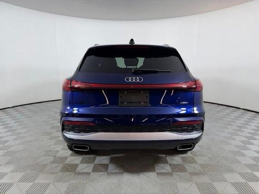 Navarra Blue Metallic 2026 Audi Q5 PLUS