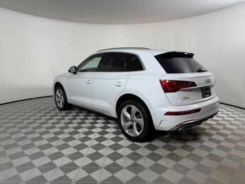 Glacier White Metallic 2023 Audi Q5 45 S line Prestige