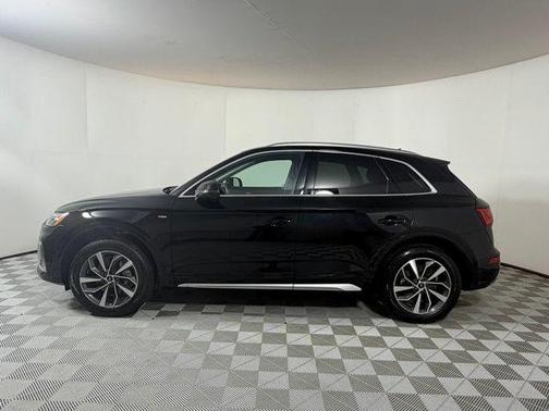 Mythos Black Metallic 2023 Audi Q5 45 S line quattro Premium