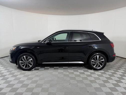 Mythos Black Metallic 2023 Audi Q5 45 S line quattro Premium