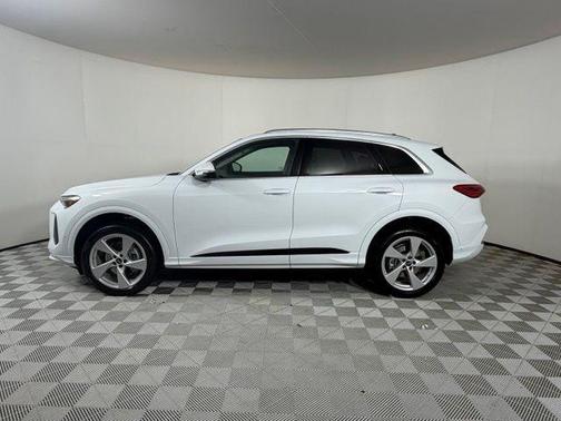 Glacier White Metallic 2026 Audi Q5 PLUS