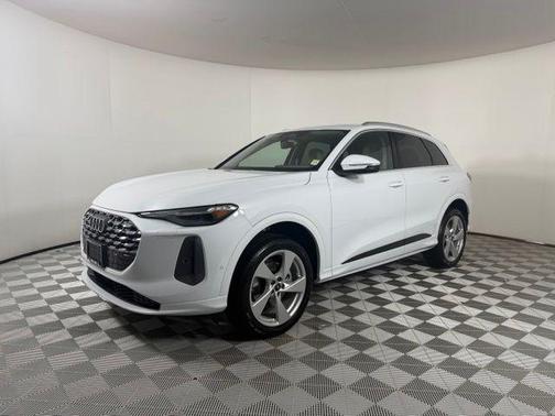 Glacier White Metallic 2026 Audi Q5 PLUS