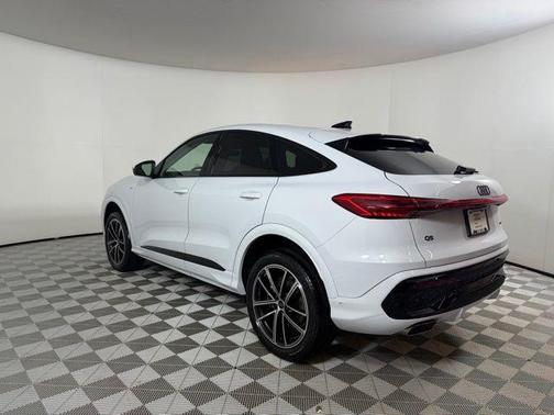 Glacier White Metallic 2026 Audi Q5 PLUS