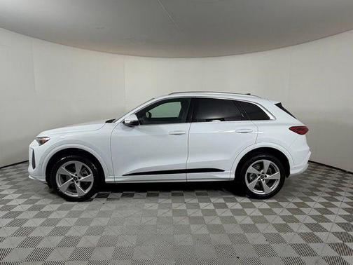 Glacier White Metallic 2025 Audi Q5 2.0T quattro Premium