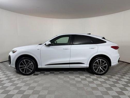 Glacier White Metallic 2026 Audi Q5 PLUS