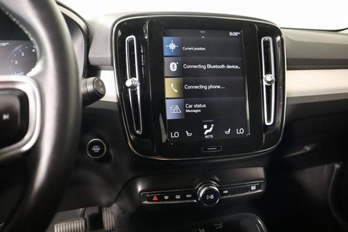 2022 Volvo XC40 T5 Momentum