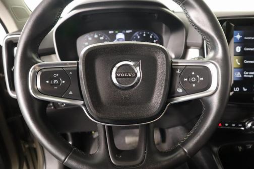 2022 Volvo XC40 T5 Momentum