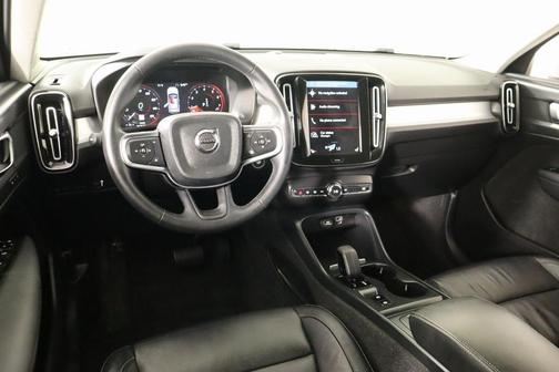 2022 Volvo XC40 T4 Momentum