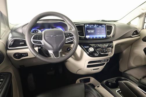 2023 Chrysler Pacifica Touring-L