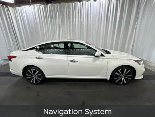White 2022 Nissan Altima 2.5 Platinum