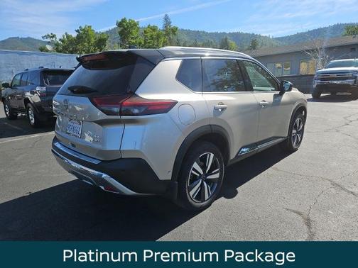 2 Tone Champagne Black Roof 2023 Nissan Rogue Platinum