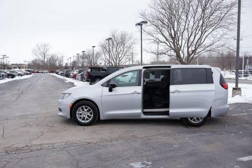 2024 Chrysler Voyager LX