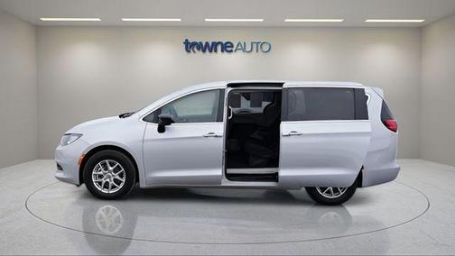 2024 Chrysler Voyager LX