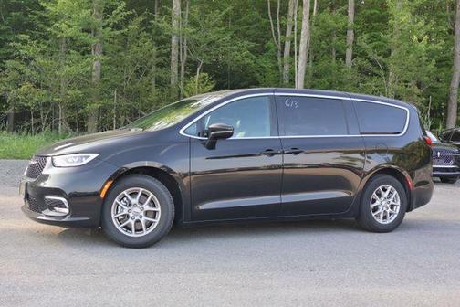 Diamond Black 2025 Chrysler Pacifica Select