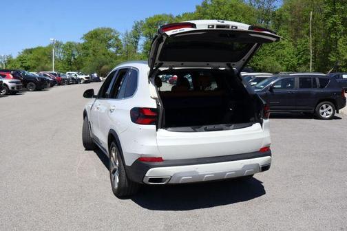 Mineral White Metallic 2024 BMW X5 xDrive40i