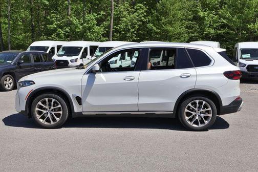 Mineral White Metallic 2024 BMW X5 xDrive40i