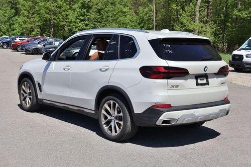Mineral White Metallic 2024 BMW X5 xDrive40i