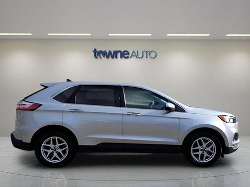 Silver Metallic 2022 Ford Edge SEL