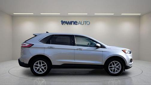 Silver Metallic 2022 Ford Edge SEL