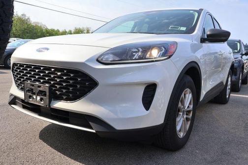 White Metallic 2022 Ford Escape SE
