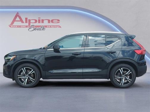 2023 Volvo XC40 B5 Plus Bright Theme