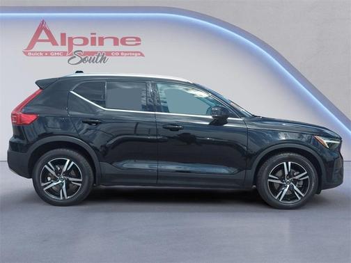 2023 Volvo XC40 B5 Plus Bright Theme