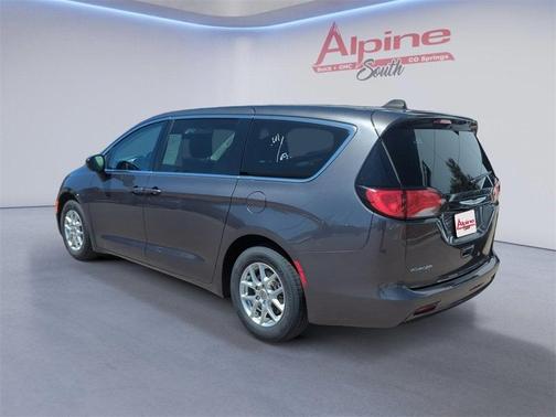 2022 Chrysler Voyager LX