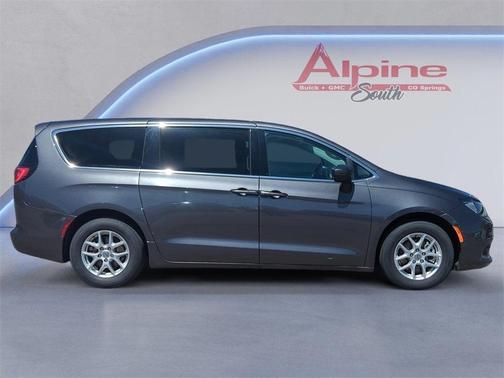 2022 Chrysler Voyager LX