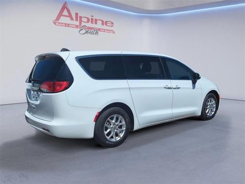 2022 Chrysler Voyager LX