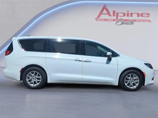 2022 Chrysler Voyager LX