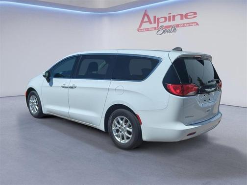 2022 Chrysler Voyager LX
