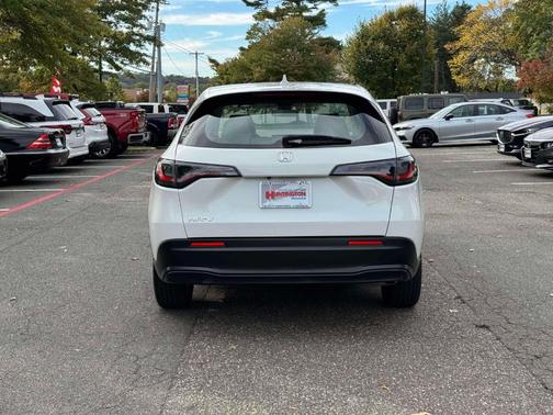 Platinum White Pearl 2024 Honda HR-V LX