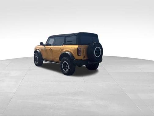 CYBER ORANGE MET TRI-COAT 2022 Ford Bronco OUTER BANKS