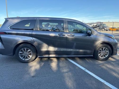 2021 Toyota Sienna LE 8 PASSENGER