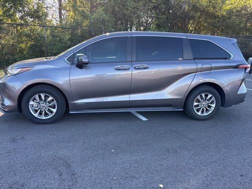 2021 Toyota Sienna LE 8 PASSENGER
